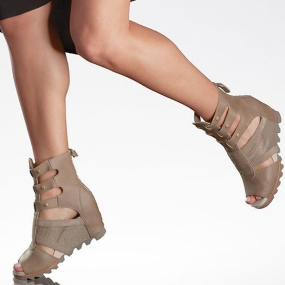 Sorel Joanie Gladiator Sandals. Tan color, sz 7.